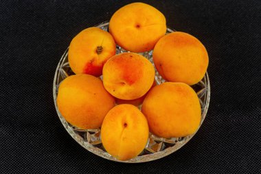 Siyah arka planda yukarıdan manzaralı bir kayısı ile sakin bir hayat..