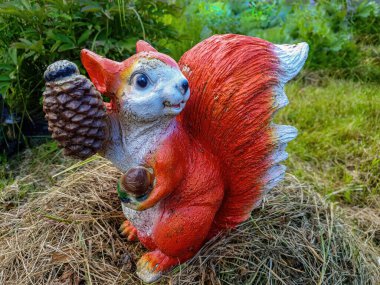 Bir sincap şeklinde dekoratif bahçe dekorasyonu..