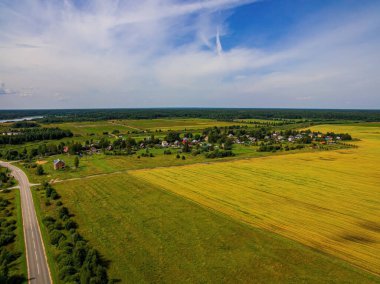 Köyün tepesinden ve tarımsal alanlardan bak