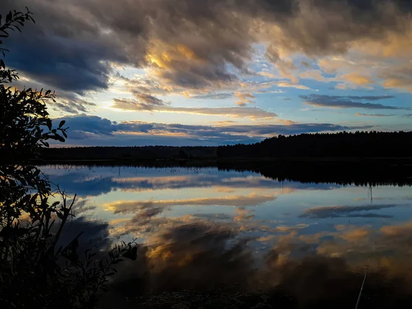 Пейзаж Видом Озеро Голубое Небо Отражается Воде — стоковое фото