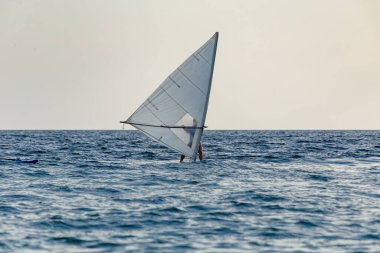 Yüzen sörfçülerle deniz manzarası