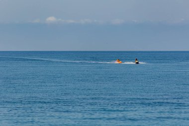 Bir jet ski üzerinde yüzen deniz manzaralı.