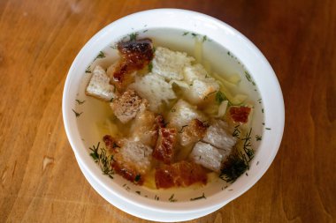 Masada ekmek kırıntıları olan erişte çorbası.