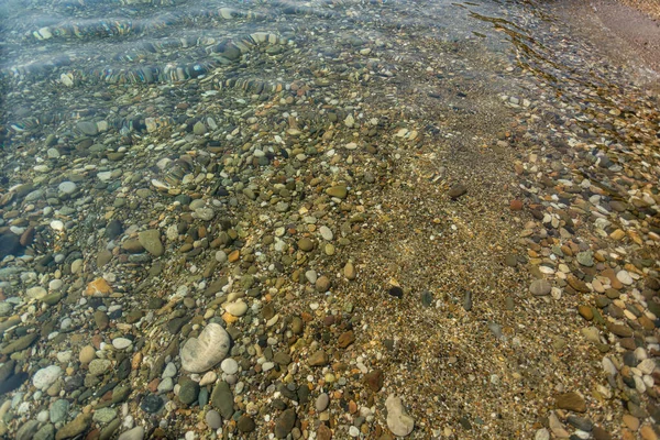 Kieselsteine Klaren Wasser Strand — Stockfoto