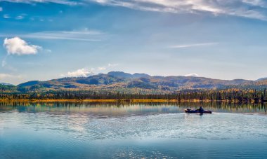 Kenai Yarımadası Alaska'daki dağlarda bir gölde sonbahar Kayak
