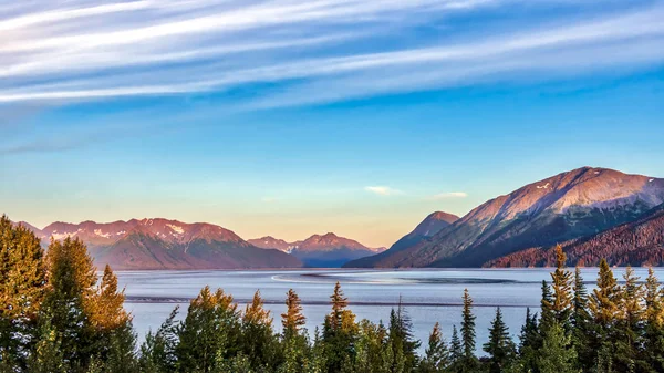 查格克山的美丽的山湖在秋天的阿拉斯加 — 图库照片