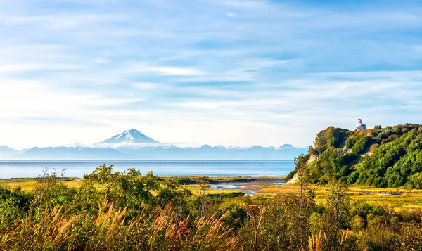 Ohromující Krajina Rustikální Maják Kopci Nad Cook Inlet Aljašce Sopkou — Stock fotografie