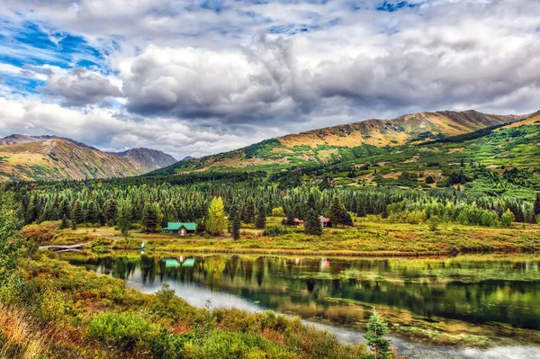 Cabaña Troncos Idílica Junto Lago Las Montañas Prístino Desierto Alaska —  Fotos de Stock