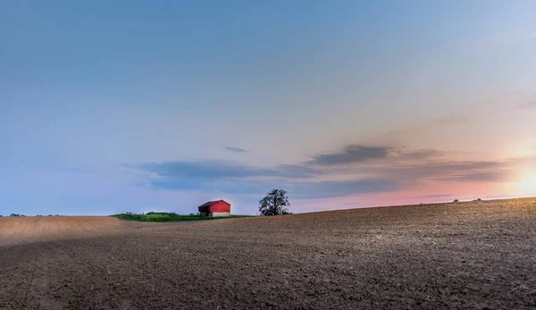 Red barn in the countryside on a Maryland farm at sunset — Stock Photo, Image