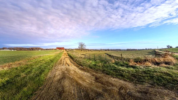 Krajobraz wiejski Maryland Farm z długą Dirt Road prowadzącą do czerwonej stodoły — Zdjęcie stockowe