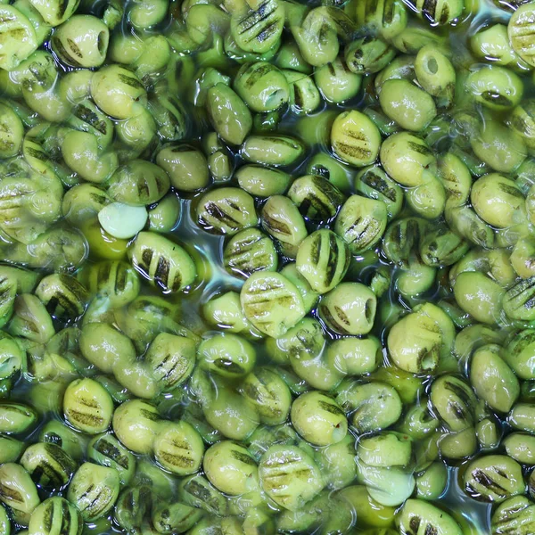 Azeitonas, colhidas de plantas durante a colheita, em verde, batendo para obter óleo extra-virgem . — Fotografia de Stock