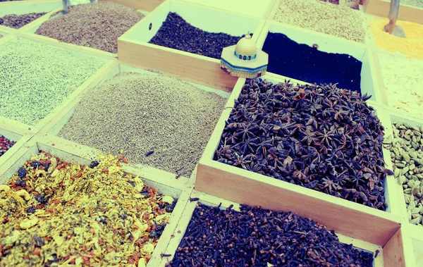 Kryddor och örter, mångfärgade kryddor i en trä arrangör, uppifrån. Krydda bakgrund — Stockfoto