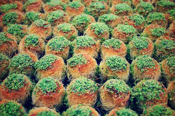 Traditionelle türkische Baklava mit Pistazien serviert. Hintergrund — Stockfoto