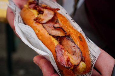 New York tarzı elinde ambalaj kağıdı ile pastırma Hot Dog füme.
