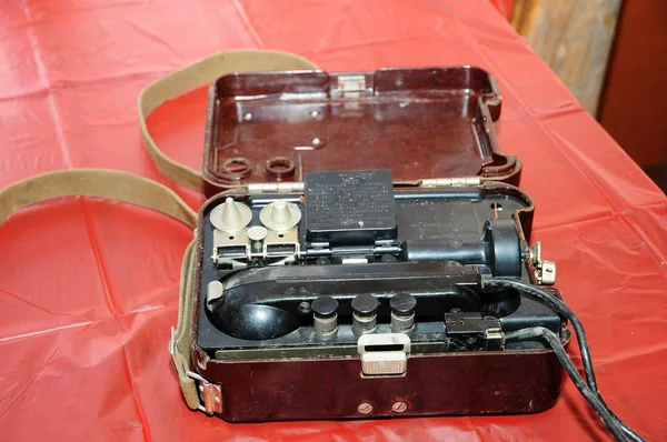 Kırmızı arka plan üzerinde Askeri taşınabilir telefon ssr