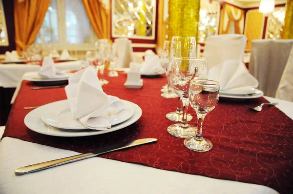 Tafel Restaurant Geserveerd Met Gedempt Licht Rode Gouden Tinten — Stockfoto