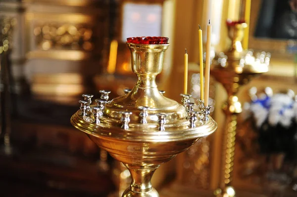 Rus Ortodoks Kilisesi yakın çekim kilise mum ile Candila