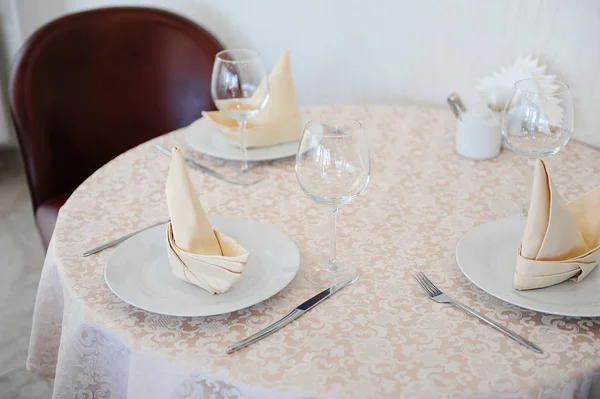 Mesa servida en restaurante para tres personas — Foto de Stock