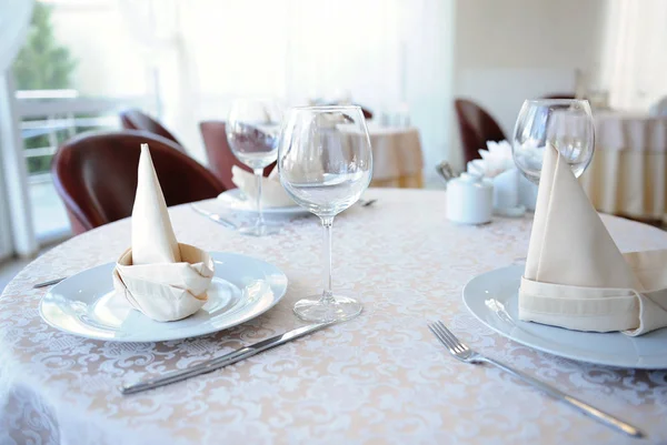 Tisch im Restaurant für drei Personen — Stockfoto