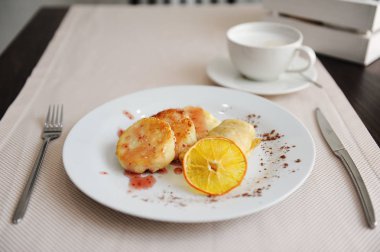 Restoranda sunulan kahvaltı. Süzme peynir krep kahve ile turuncu elebaşı ile