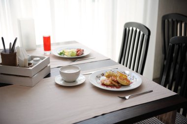 İki farklı kahvaltı restornae içinde servis edilir. Cheesecakes ve sosis, kahve ile yumurta