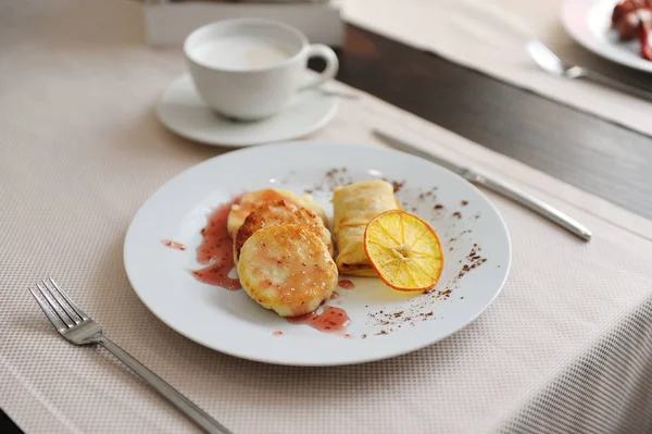 Restoranda sunulan kahvaltı. Süzme peynir krep kahve ile turuncu elebaşı ile