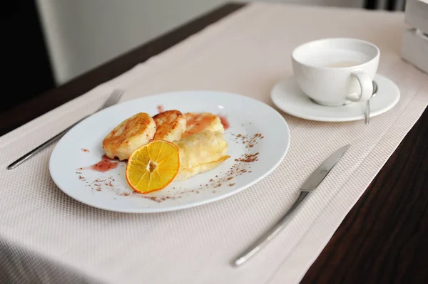 Завтрак Подается Ресторане Оладьи Сыром Апельсиновыми Колечками Кофе — стоковое фото