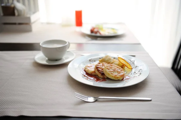 Завтрак Подается Ресторане Оладьи Сыром Апельсиновыми Колечками Кофе Стоковое Фото