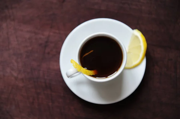 Café Espresso Romano Con Limón Una Taza Blanca Sobre Una —  Fotos de Stock