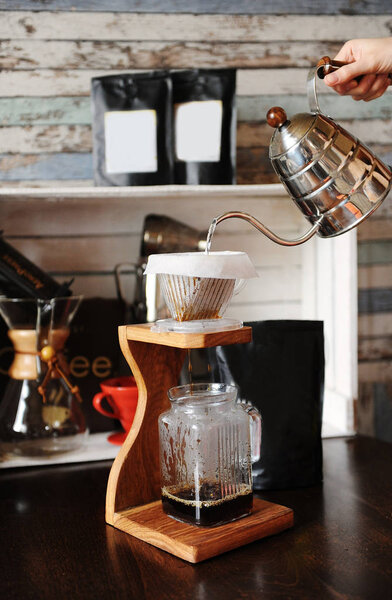 Процесс пивоварения кофе в залить на деревянный кофейный стенд
