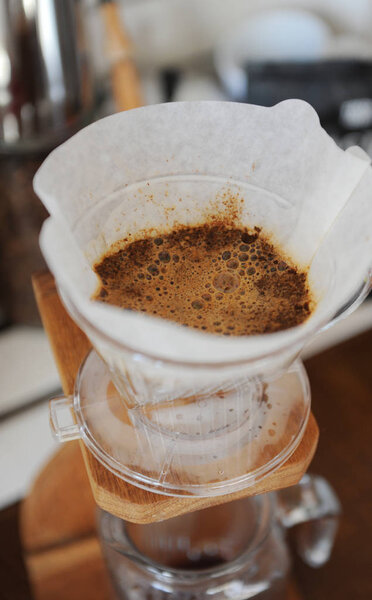 Кофе, цветущий в бумажном фильтре, наливай крупным планом
