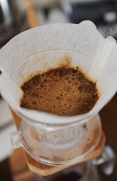 Кофе, цветущий в бумажном фильтре, наливай крупным планом
