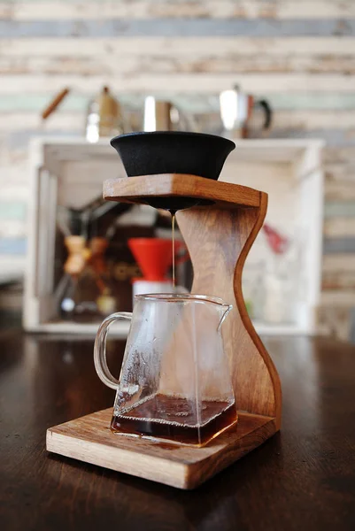 다공성 세라믹 도자기 필터에 커피를 만드는 백그라운드에서 양조에 — 스톡 사진