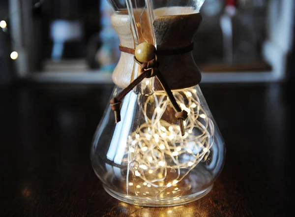 Lichtgevende Garland Binnen Chemex Voor Koffie Brouwen Metafoor Creatieve Kunst — Stockfoto