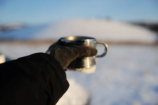 Tazza Metallo Una Mano Tesa Sullo Sfondo Del Paesaggio Invernale — Foto Stock