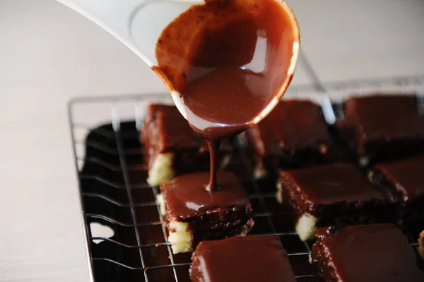 Lamington Sobremesa Derramado Sobre Cobertura Chocolate Uma Bandeja Cozimento Com — Fotografia de Stock