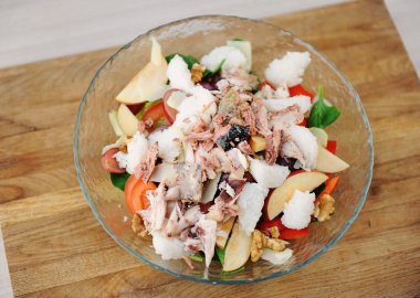 Ahşap oyun tahtası kapta uygulamasının bol sebze salatası