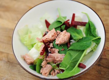 Ahşap oyun tahtası kapta uygulamasının bol sebze salatası