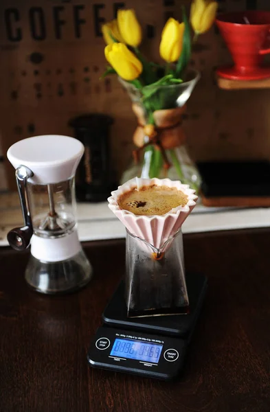Альтернативный Кофе Пивоварения Розовой Керамической Дриппер Бумажным Фильтром Электронная Шкала — стоковое фото