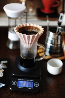 Pembe seramik origami damlatıcı kağıt filtre ile bira alternatif manuel el kahve. Değirmeni. Boynu su ısıtıcısı. Elektronik ölçek