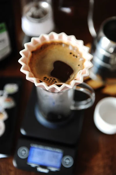 Alternative manuelle Hand Kaffee brauen in rosa Keramik Origami-Tropfer mit Papierfilter. Nahaufnahme, Draufsicht — Stockfoto