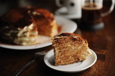 Doldurma tiramisu ve toz kakao ile krep pasta parçası plaka üzerinde servis edilir. Kahve Dükkanı iç