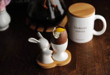 Tatlı çikolata yumurta beyaz ve sarısı taklit krema ile doldurulmuş. Paskalya tavşanı ile sahibi servis