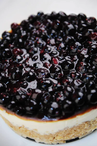 Blueberry cheesecake on a white plate top view — Stock Photo, Image