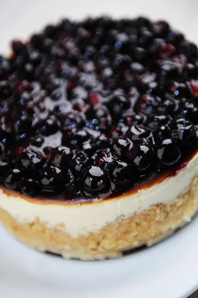 Blueberry cheesecake on a white plate top view — Stock Photo, Image