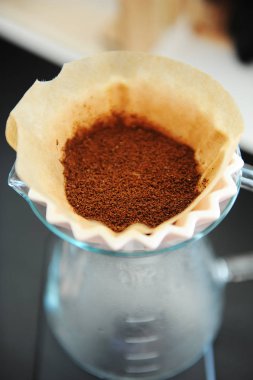 Kapatın filtre kahve demet demleme origami damlatıcı. Taze çekilmiş kahve. Özel konsept. Alternatif demleme