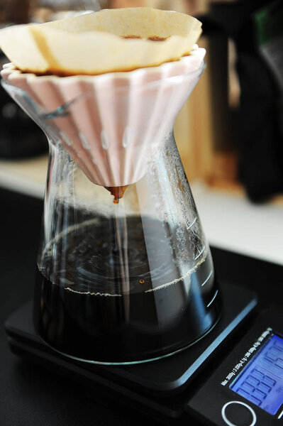 Альтернативный фильтр черный кофе для пивоварения с розовым оригами дриппер. Концепция специальности. Капает вплотную
