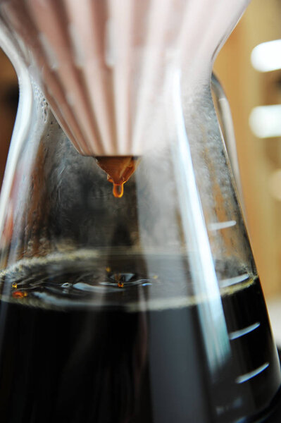 Альтернативный фильтр черный кофе для пивоварения с розовым оригами дриппер. Концепция специальности. Капает вплотную
