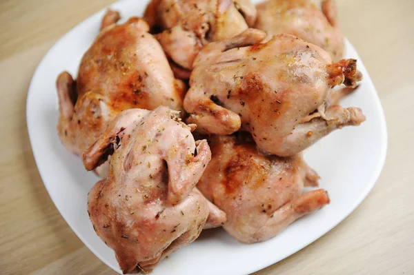Beyaz tabak üst görünümünde altı pişmiş cornish tavuklar — Stok fotoğraf