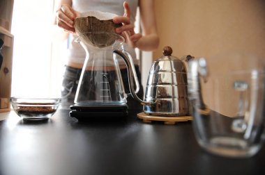 Barista kız alışılmadık bir hindistan cevizi kabuğu purover hindistan cevizi kabuğu kahve demler